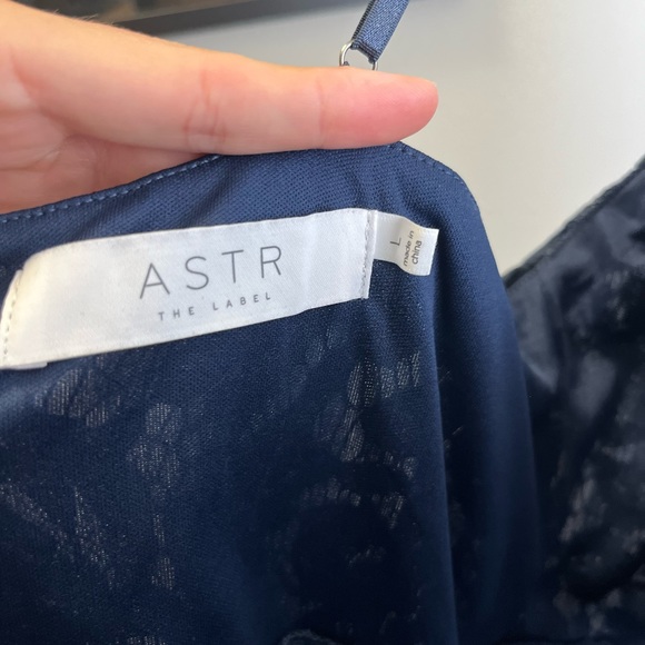 ASTR The Label lace v-neck blue Large sheath dress - Picture 4 of 6